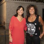 La alcaldesa junto a la cantante Rosana tras su actuación en las fiestas patronales de Pozuelo.