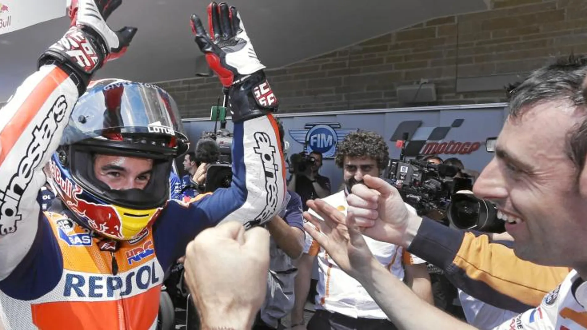 MARC recibe la felicitación de su equipo tras asombrar a todo el mundo en la pista