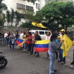 Vecinos de Palo Verde cortan una calle en Venezuela.