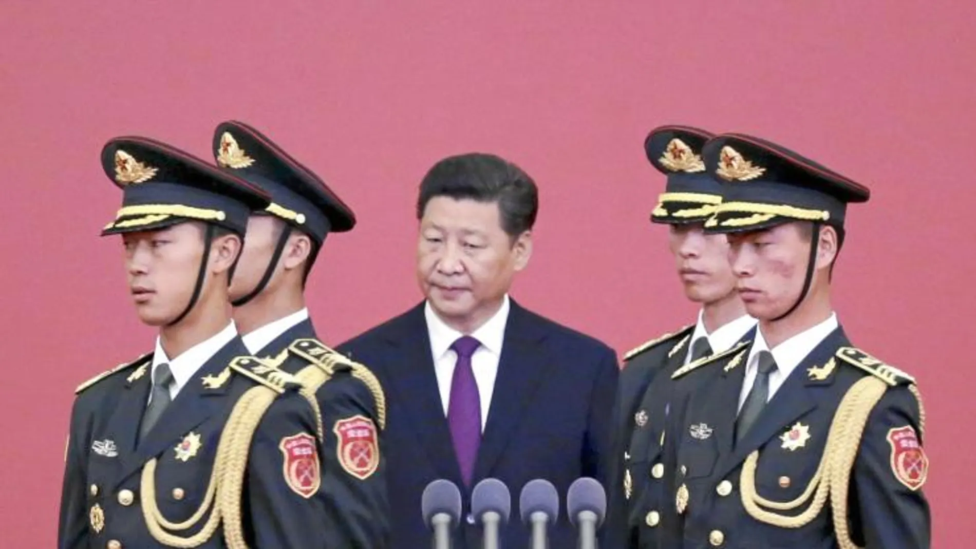 El presidente chino, Xi Jinping, rodeado de su guardia de honor, en Pekín