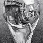 A la izquierda, «Mano con esfera reflectante» (1935), litografía del artista holandés, que a la derecha aparece retratado con la esfera