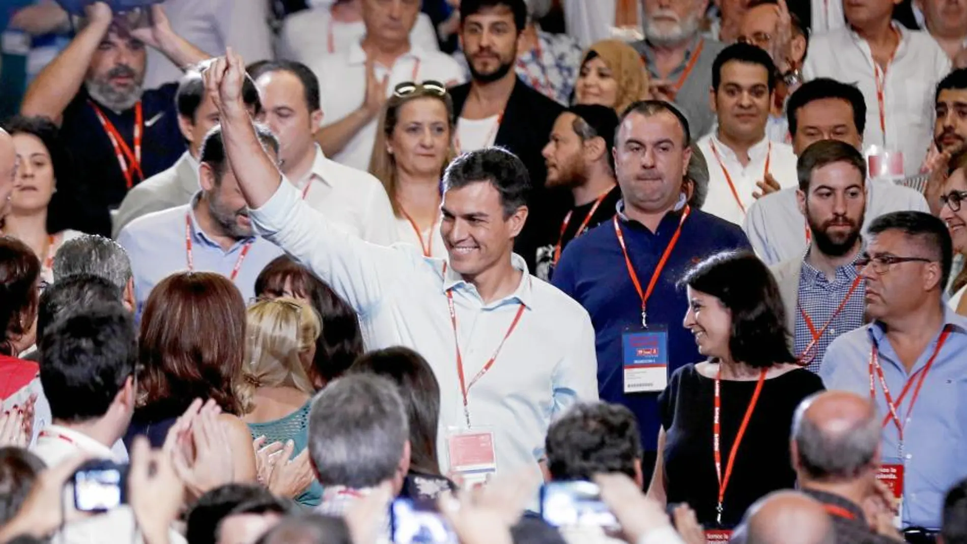 Pedro Sánchez saluda a los asistentes al Congreso. Unos le aplauden y otros mantienen la compostura con caras de circunstancias