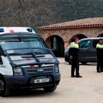 En la imagen, agentes de los Mossos y la Policía Local de Castelldefels en el albergue Cal Ganxo