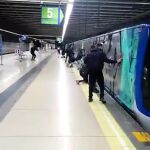 Los atacantes se metieron en la cabina del conductor y el obligaron a mover el convoy a otro lugar con mayor visibilidad / Foto y vídeo: Ep