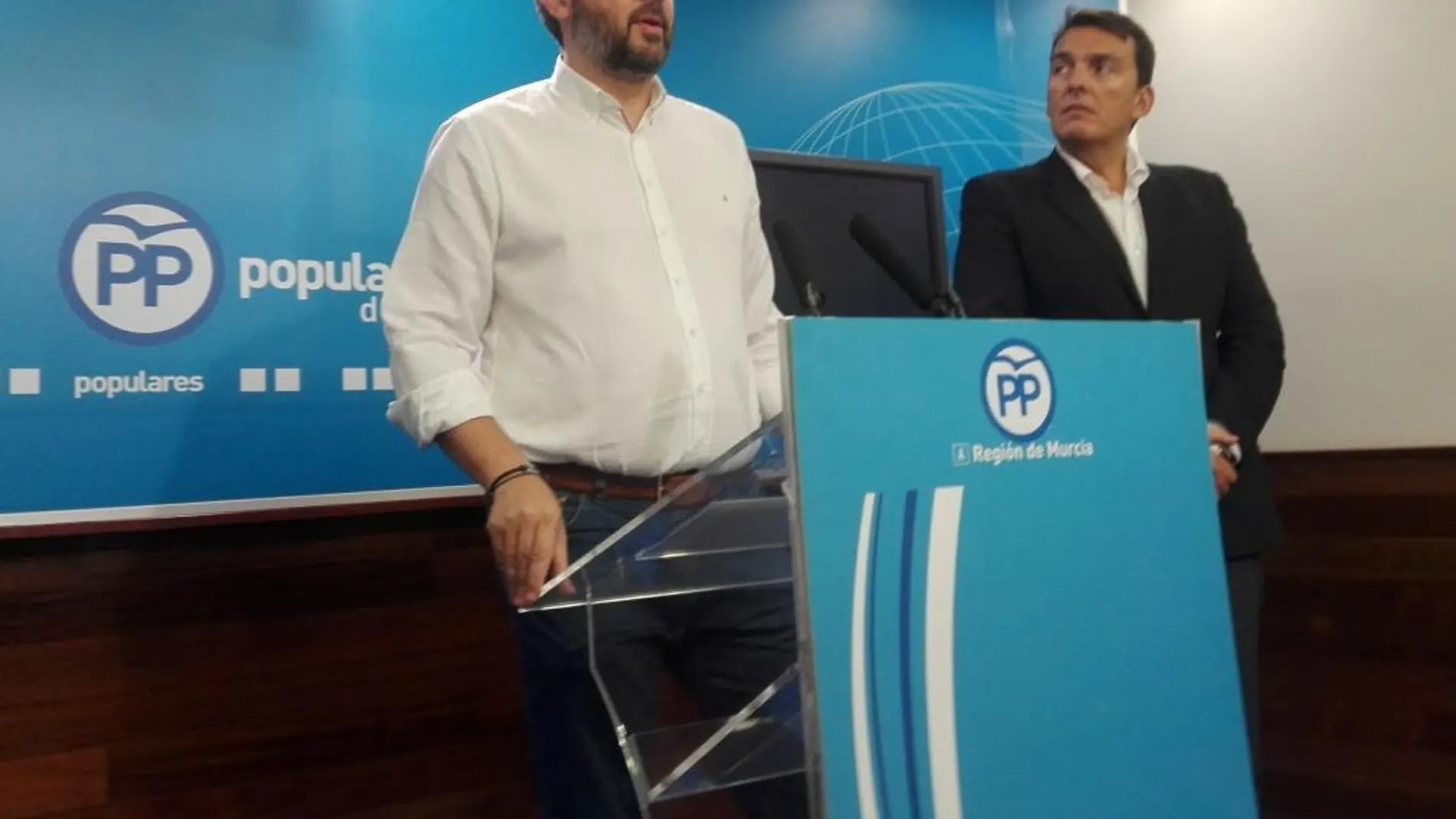 El portavoz popular, Víctor Martínez, y el diputado nacional, Javier Ruano