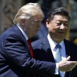 El presidente estadounidense, Donald Trump, junto a su homólogo chino, Xi Jinping el pasado 7 de abril durante su encuentro