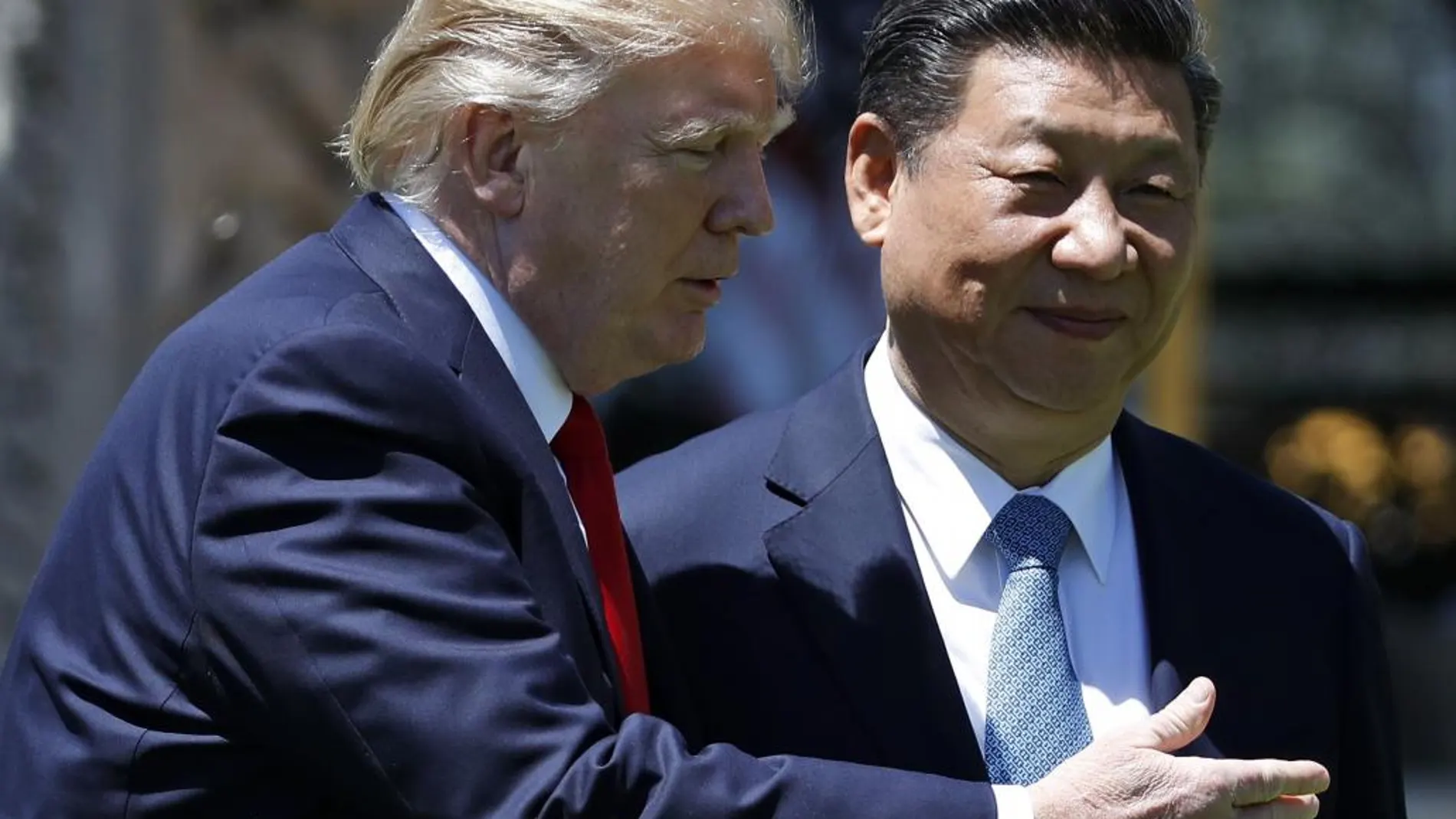 El presidente estadounidense, Donald Trump, junto a su homólogo chino, Xi Jinping el pasado 7 de abril durante su encuentro