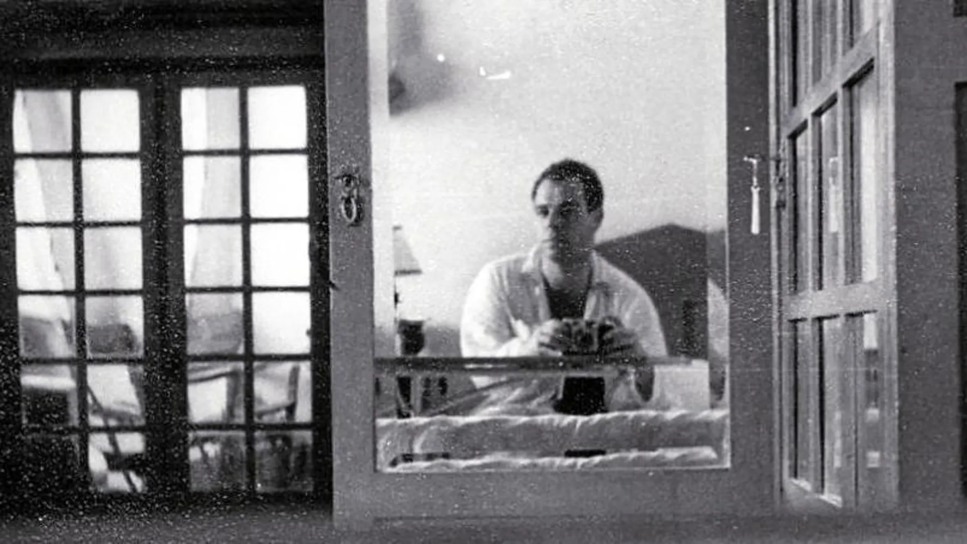 Jaime Gil de Biedma se autorretrata en 1956, en la casa familiar de Nava de la Asunción