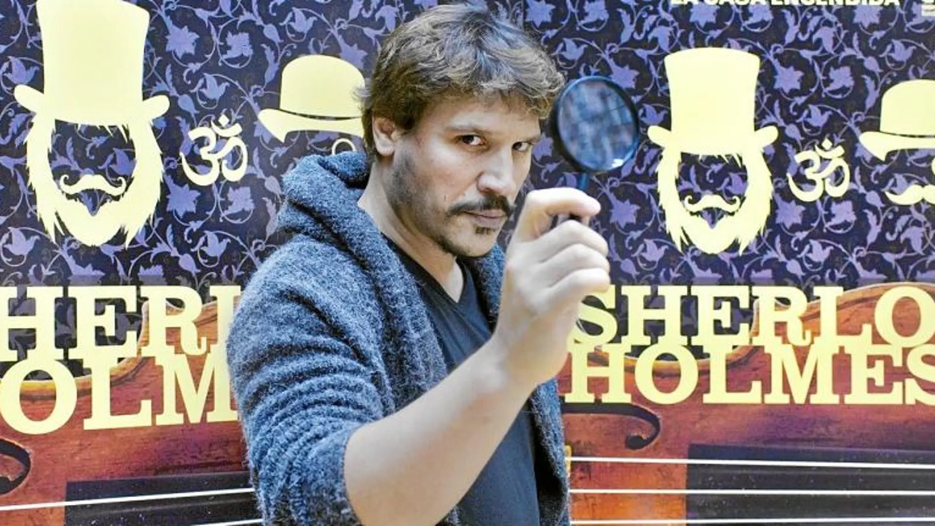 El intérprete Sergio Peris-Mencheta dará voz al famoso detective en la ficción sonora de RNE