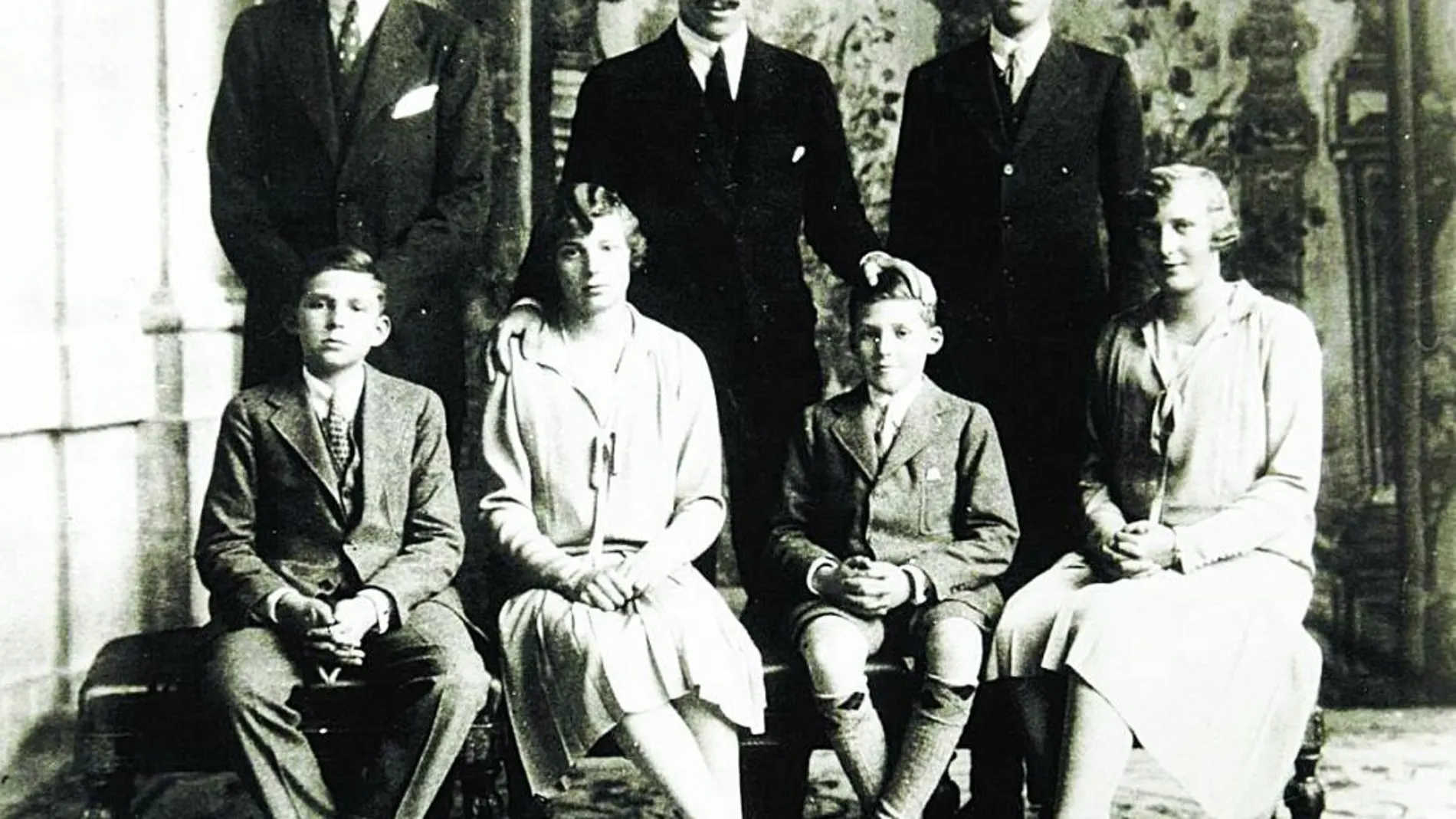 Alfonso XIII, rodeado por sus seis hijos, quienes abandonaron el palacio real el 14 de abril de 1931