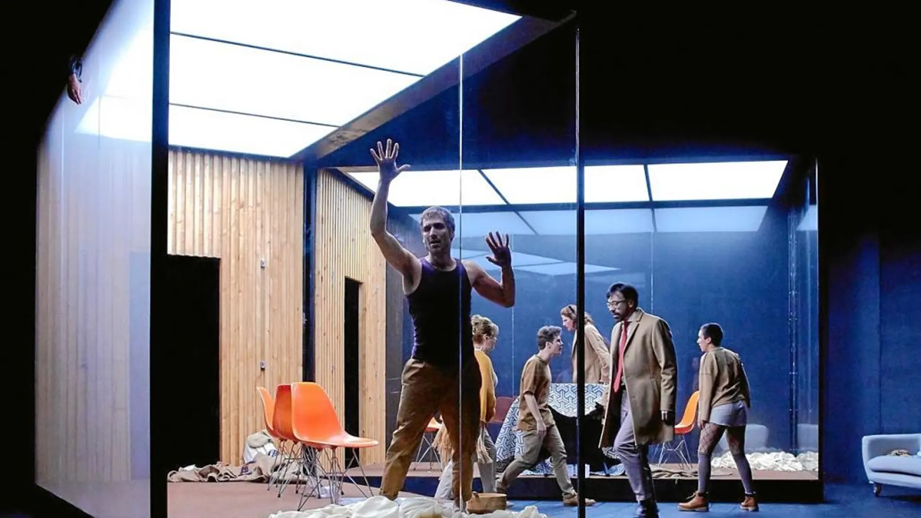 El reparto, encabezado por Raúl Prieto (en primer plano) e Israel Elejalde (con gabardina), se moverá en un cubo que hace de refugio y cárcel al mismo tiempo