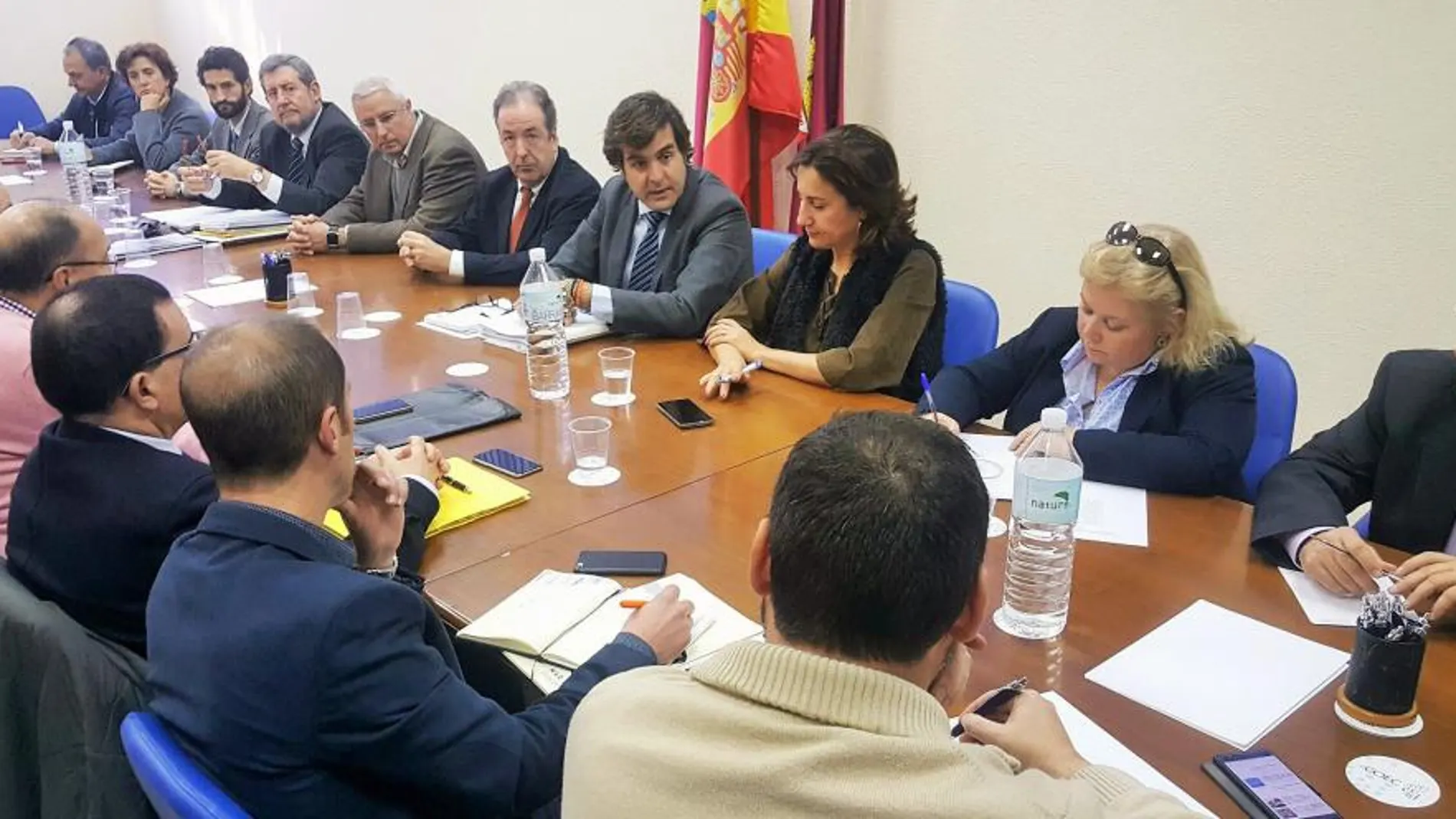 Representantes de la Consejería de Agricultura y empresarios de Cartagena, ayer en una reunión