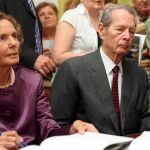 Fotografía de archivo de 2008 del rey de Rumanía Miguel I (d) y su esposa, Ana de Borbón Parma