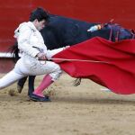 El novillero Cristian Climent durante el primero de su lote en la novillada picada de la Feria de las Falla