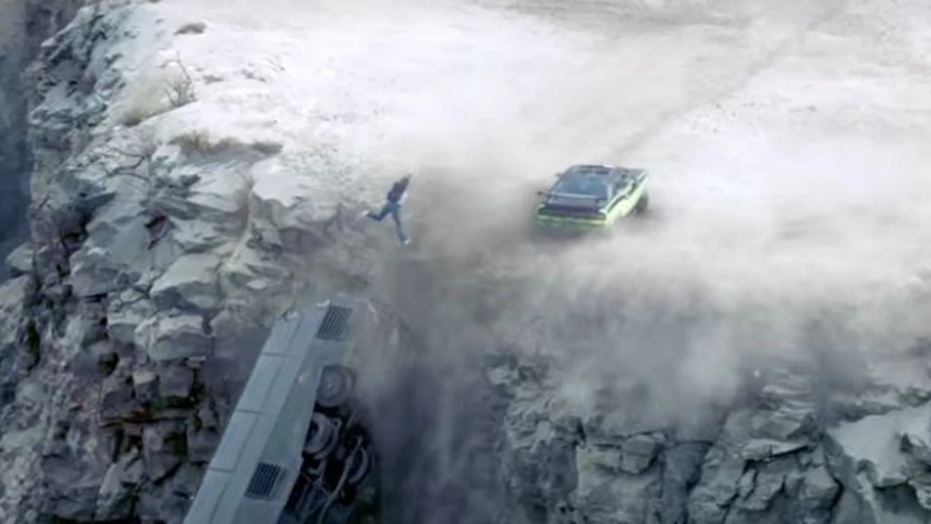 Paul Walker saltando del camión antes de caer precipicio abajo