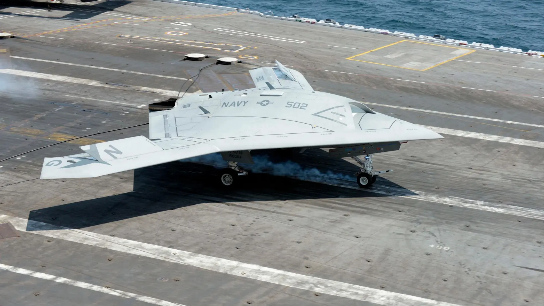 Fotografía cedida por la Fuerza Naval estadounidense que muestra a un avión no tripulado
