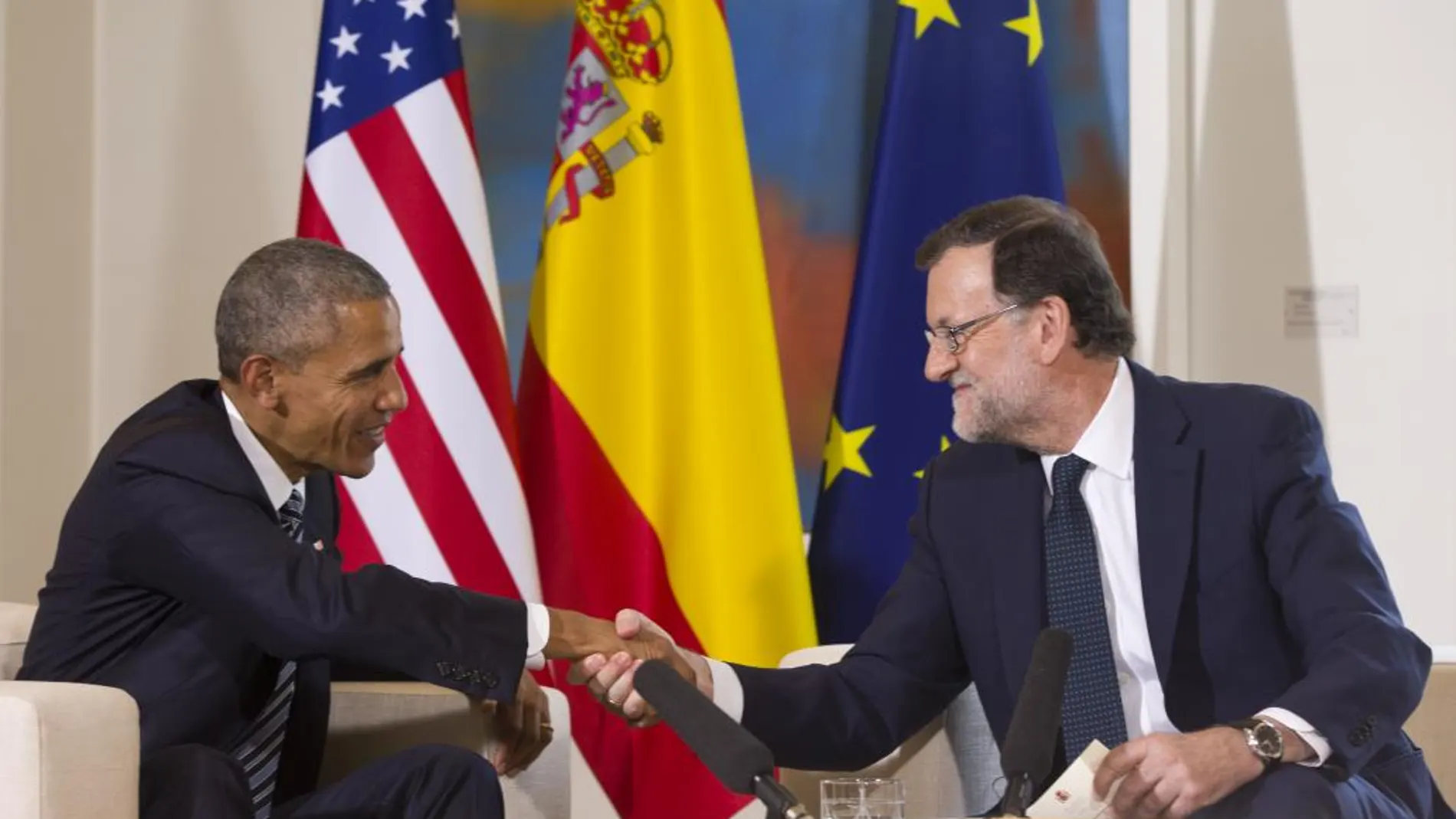 Barack Obama y Mariano Rajoy se saludan al finalizar la reunión de una hora celebrada en La Moncloa