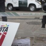 Agentes de la Guardia Civil en la imprenta Artyplan de Sant Feliu de Llobregat (Barcelona) en el marco de los registros que está realizando en busca de material relacionado con el referéndum del 1 de octubre.