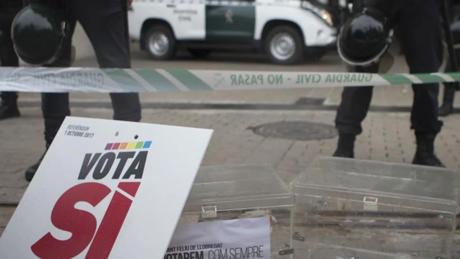 Agentes de la Guardia Civil en la imprenta Artyplan de Sant Feliu de Llobregat (Barcelona) en el marco de los registros que está realizando en busca de material relacionado con el referéndum del 1 de octubre.