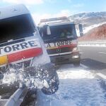 Accidente de una furgoneta por el hielo en Valoria de Aguilar, en Palencia