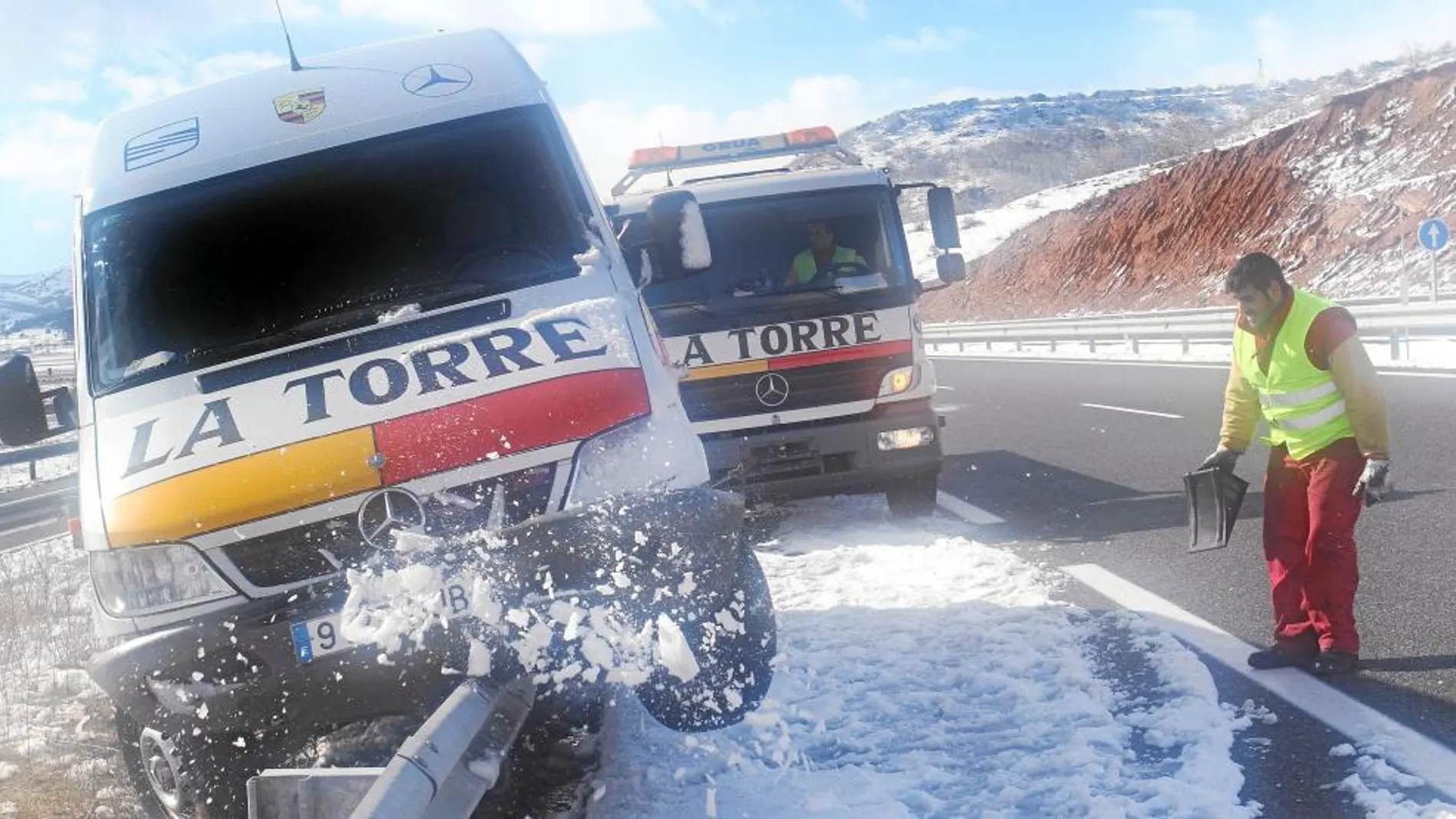 Accidente de una furgoneta por el hielo en Valoria de Aguilar, en Palencia