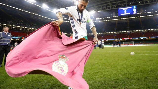 Sergio Ramos celebra la victoria del Real Madrid en la final de la Champions ante la Juventus (4-1) en Cardiff en 2017. Reuters / Carl Recine Livepic