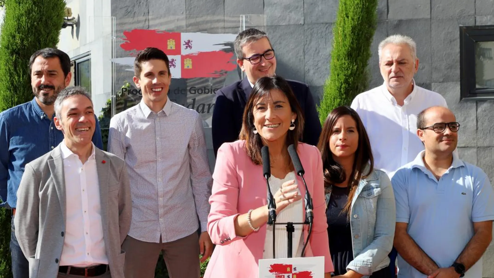 La secretaria de Organización del PSOE, Ana Sánchez, atiende a los periodistas junto a los líderes provinciales del partido en la Comunidad