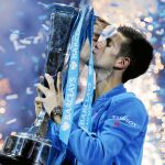 «Nole», con la copa de campeón del último torneo del año