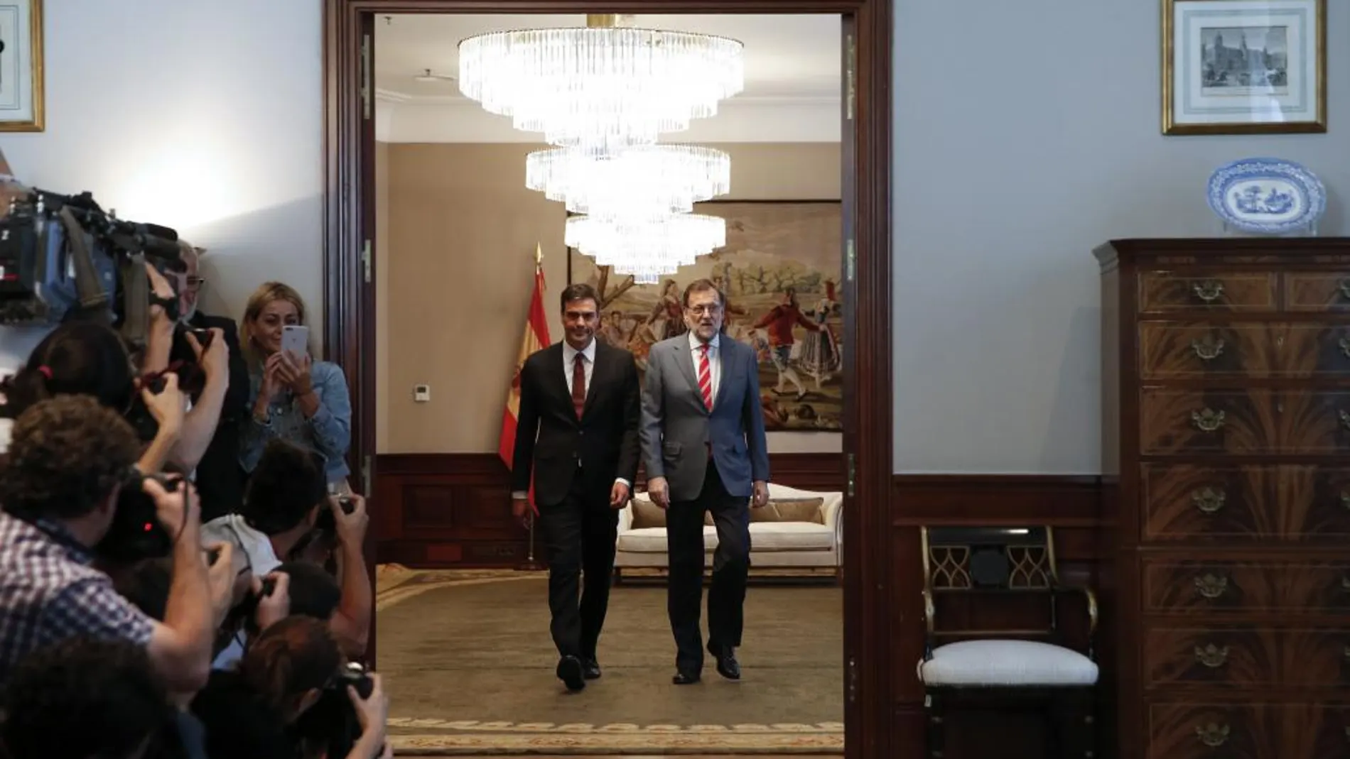 El presidente del Gobierno en funciones, Mariano Rajoy (d), y el secretario general del PSOE, Pedro Sánchez (i), momentos antes de la reunión que han mantenido hoy en el Congreso
