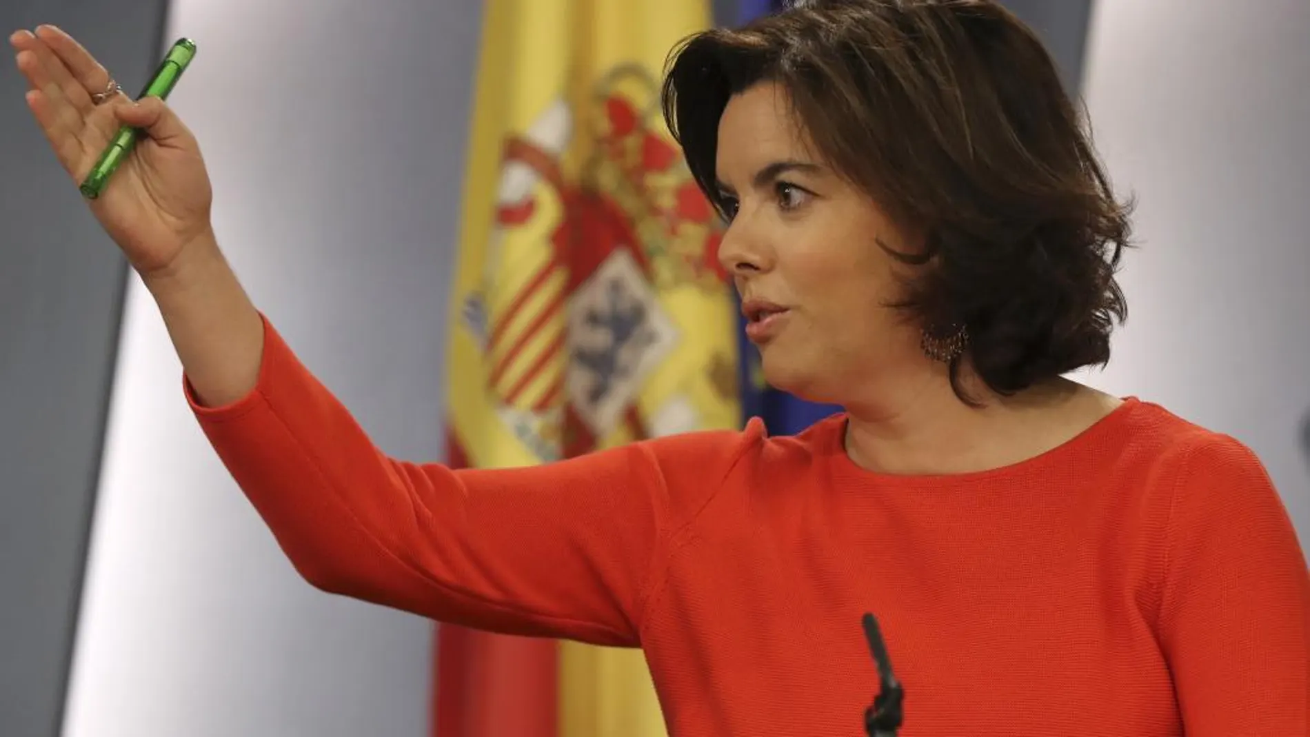 La vicepresidenta del Gobierno y ministra para la Administración Territorial, Soraya Sáenz de Santamaría, durante la rueda de prensa tras la reunión hoy del Consejo de Ministros