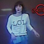 La grabación de las cámaras de seguridad muestra a una mujer con rasgos asiáticos, tez blanca y media melena que viste una camiseta de color blanco y una falda azul.