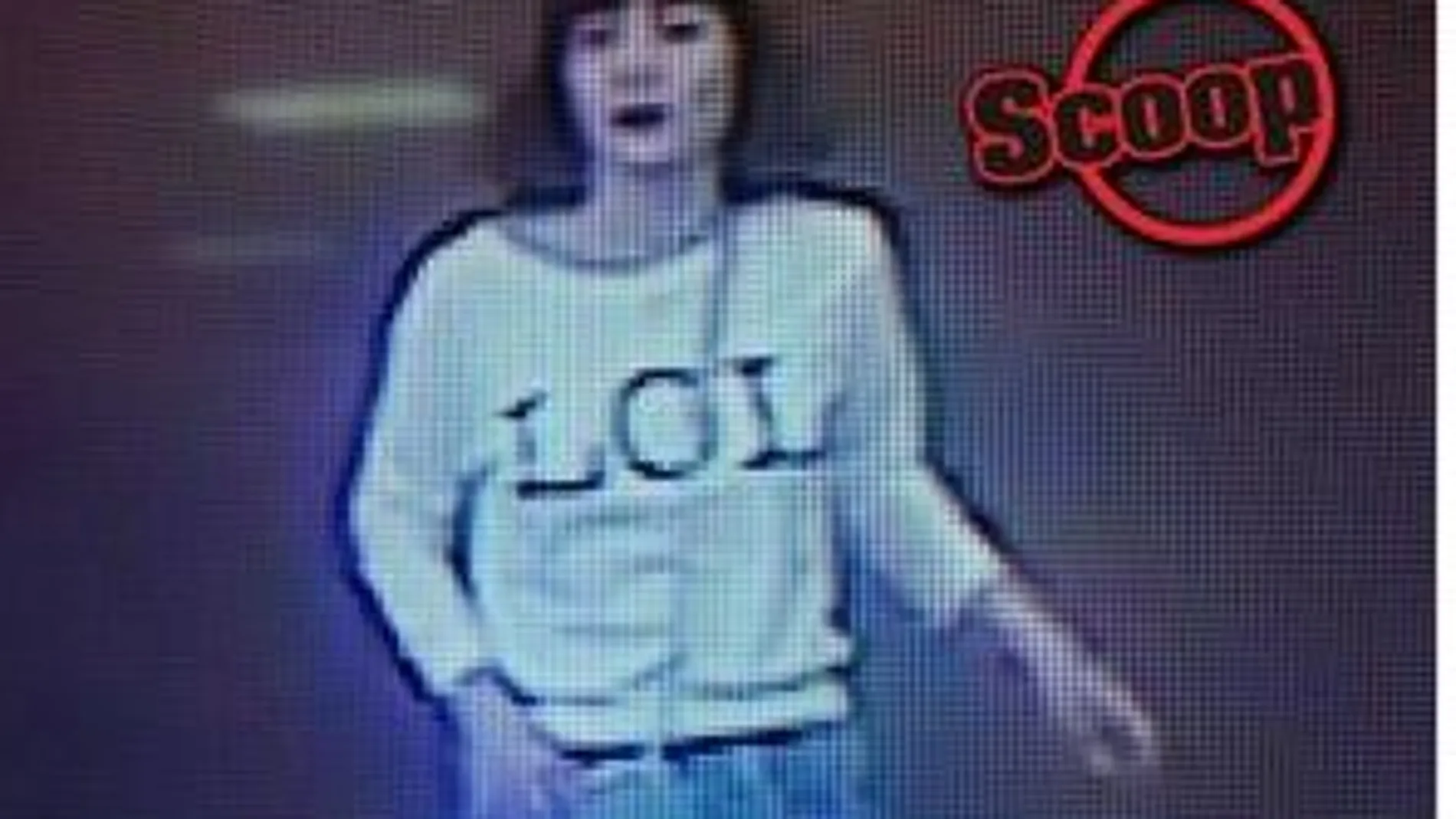 La grabación de las cámaras de seguridad muestra a una mujer con rasgos asiáticos, tez blanca y media melena que viste una camiseta de color blanco y una falda azul.