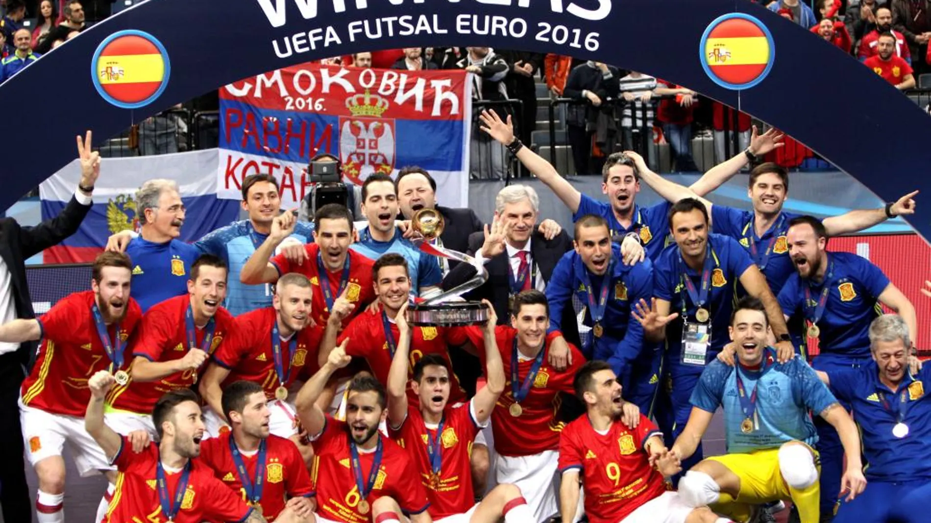 La Selección española posa con el título de campeón de Europa de fútbol sala