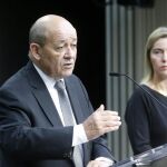 El ministro francés de Defensa, Jean Yves le Drian (izda), y la jefa de la diplomacia de la UE, Federica Mogherini (dcha).