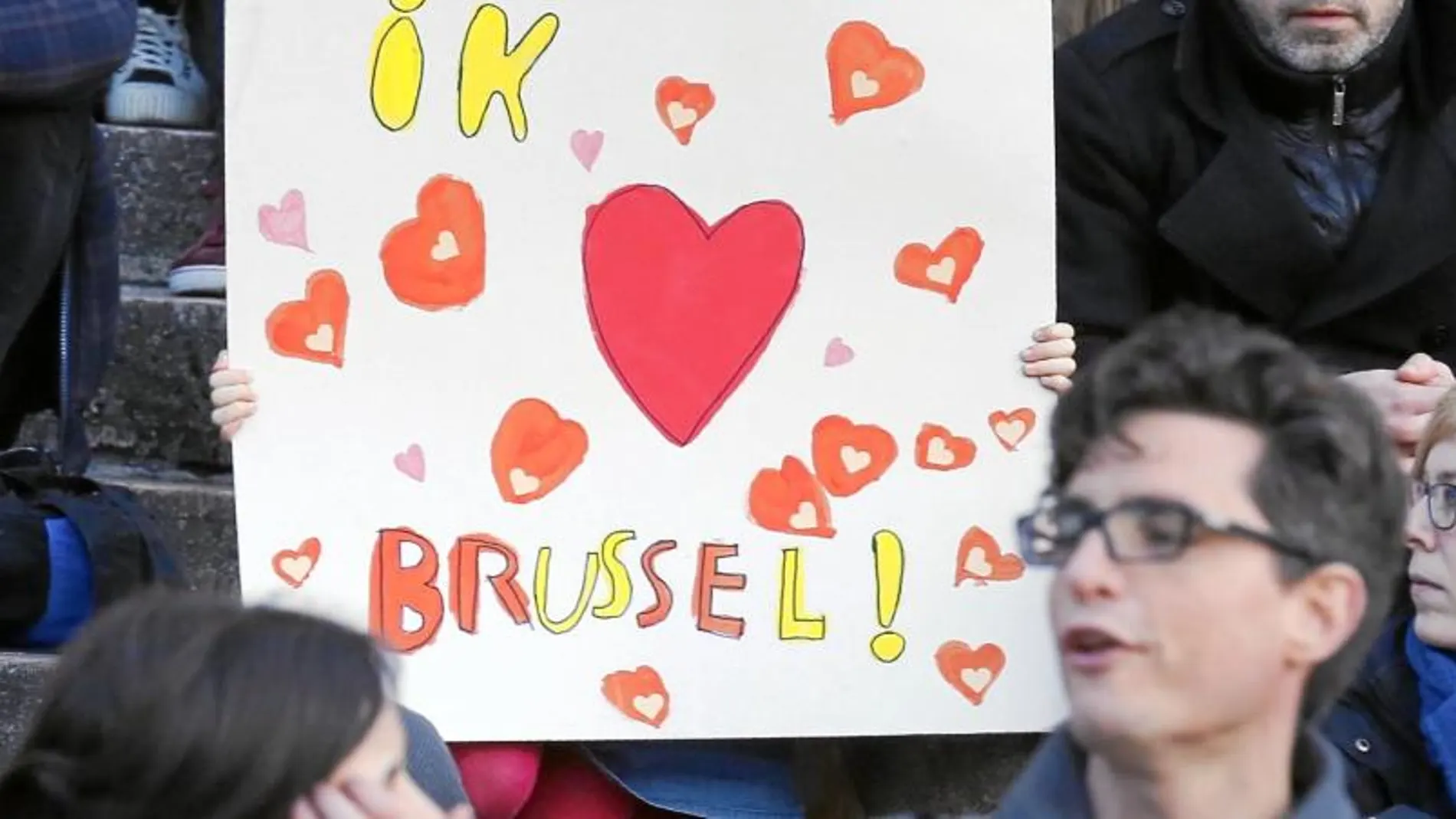 Los bruselenses recuerdan a las víctimas de los atentados con homenajes espontáneos en las calles