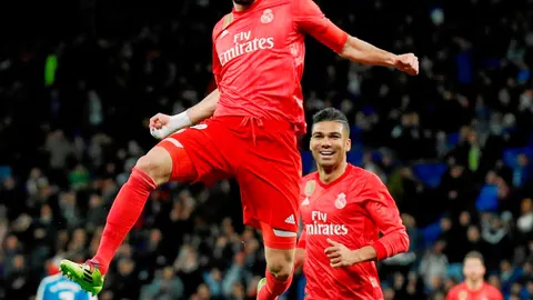 Benzema celebra uno de los goles del Madrid, ayer, en el campo del Espanyol