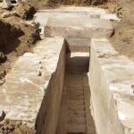 Vista general de los restos arqueológicos descubiertos en la zona norte de la pirámides del rey Seneferu