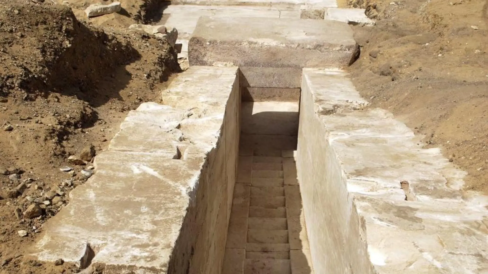 Vista general de los restos arqueológicos descubiertos en la zona norte de la pirámides del rey Seneferu