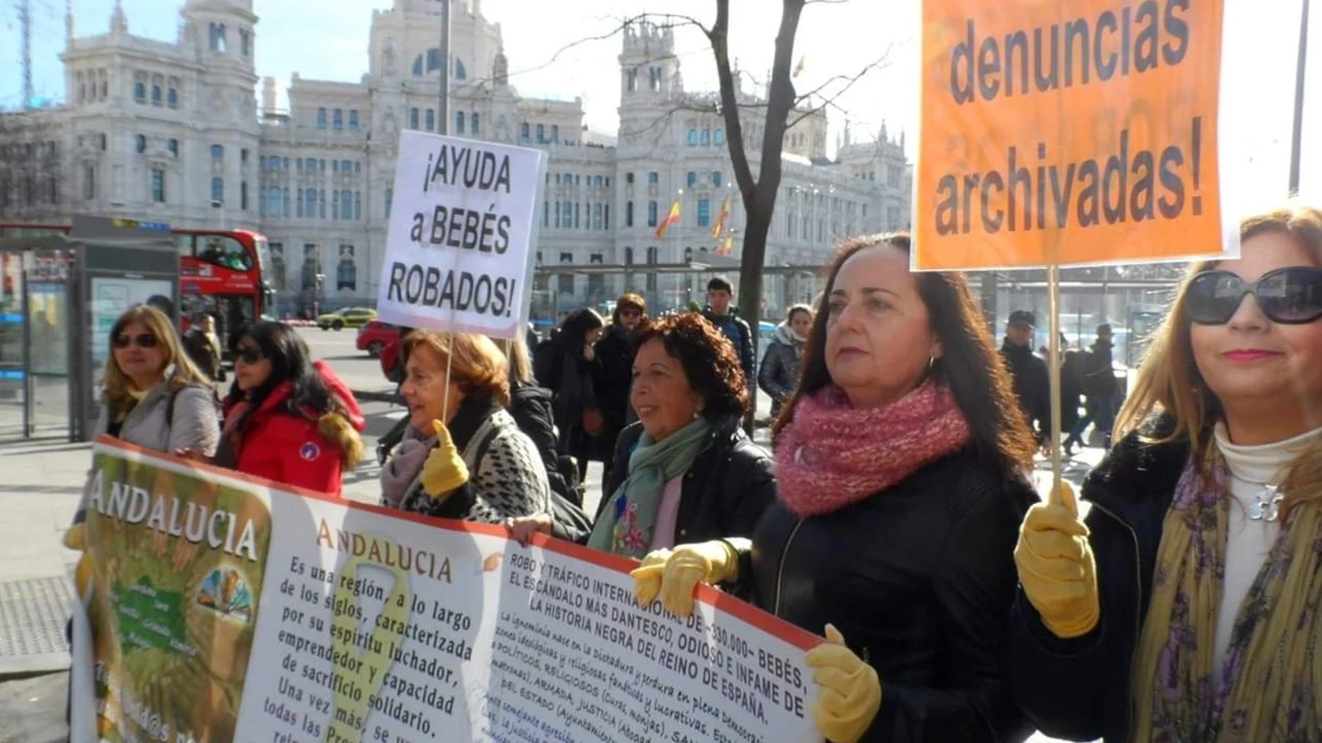 Las asociaciones de bebés robados andaluzas participaron en Madrid en la protesta celebrada en enero / Foto: LA RAZÓN