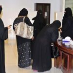 Mujeres saudíes depositan su voto.