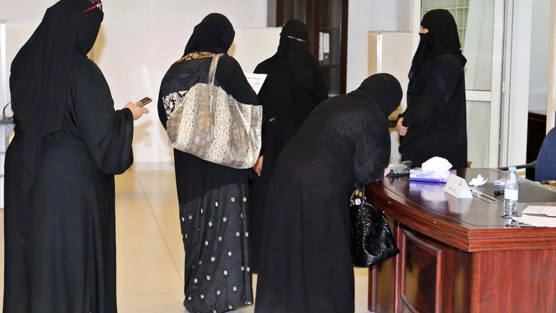 Mujeres saudíes depositan su voto.