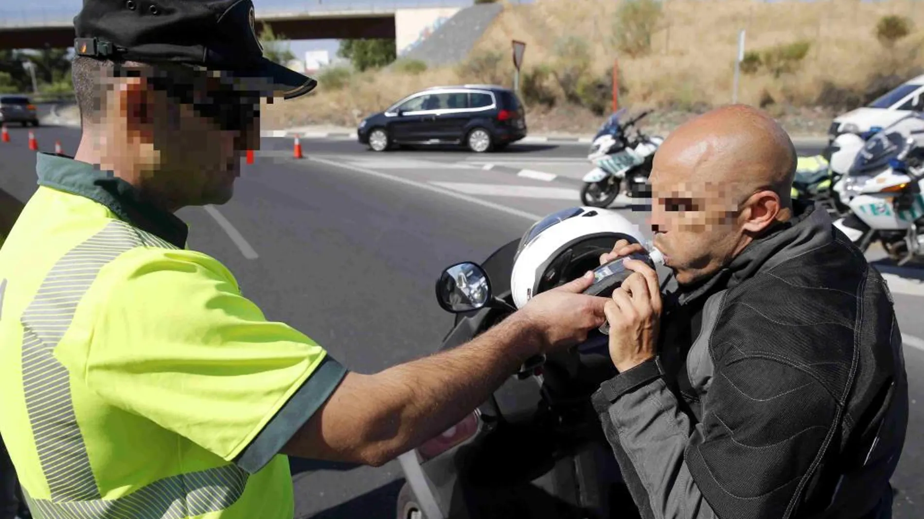 Un conductor realiza una prueba de alcoholemia durante una campaña de control del consumo de alcohol y drogas en las carreteras de la DGT.