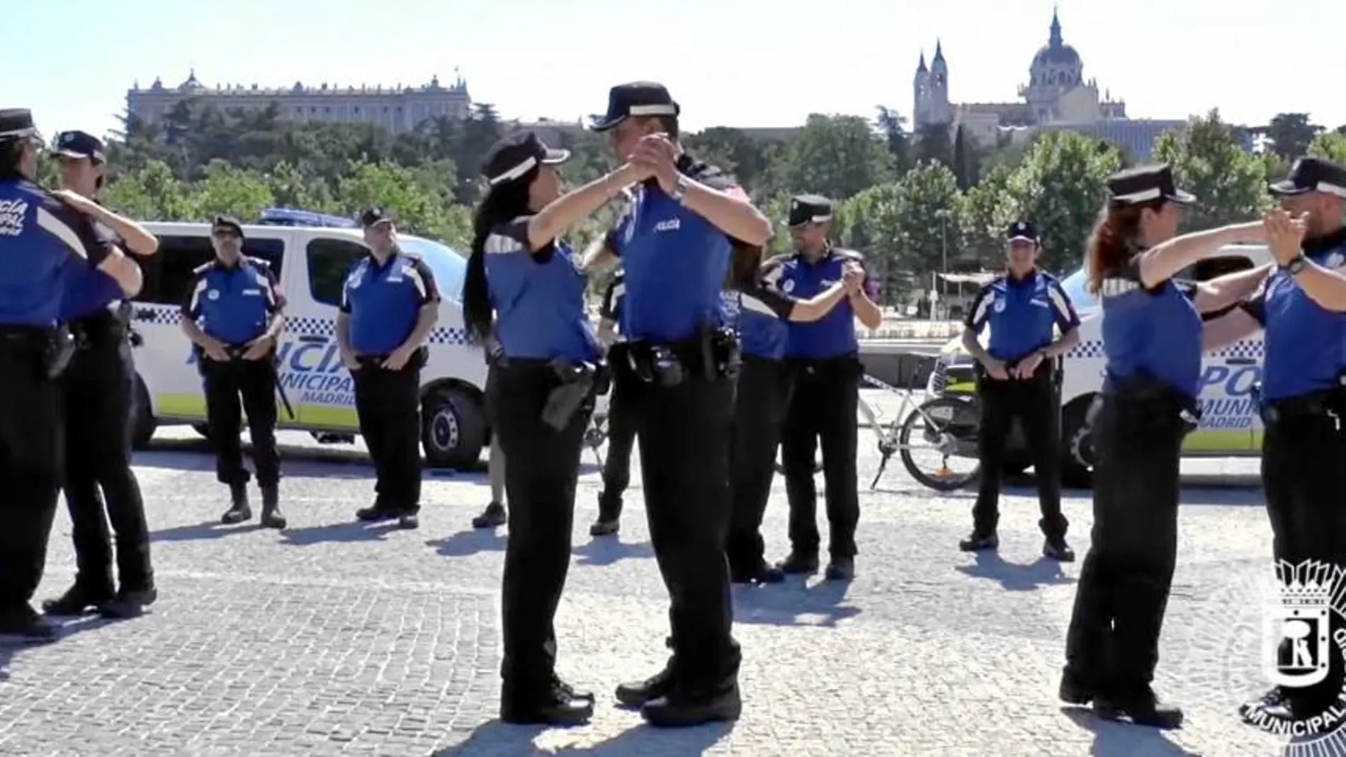 Los agentes, que forman parte del grupo de teatro de la Policía Municipal, bailan la canción oficial del reto y hasta un chotis, mientras aleccionan sobre conductas incívicas