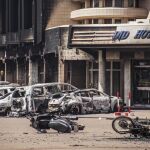 Vista de los destrozos causados tras la detonación de un coche bomba en la entrada del hotel Splendid de Uagadugú