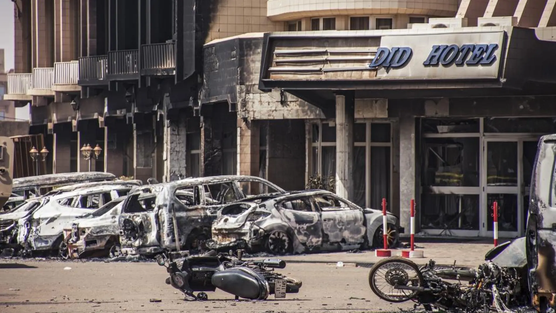 Vista de los destrozos causados tras la detonación de un coche bomba en la entrada del hotel Splendid de Uagadugú