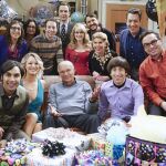 Adam West, junto a los actores de la serie “The Big Bang Theory”