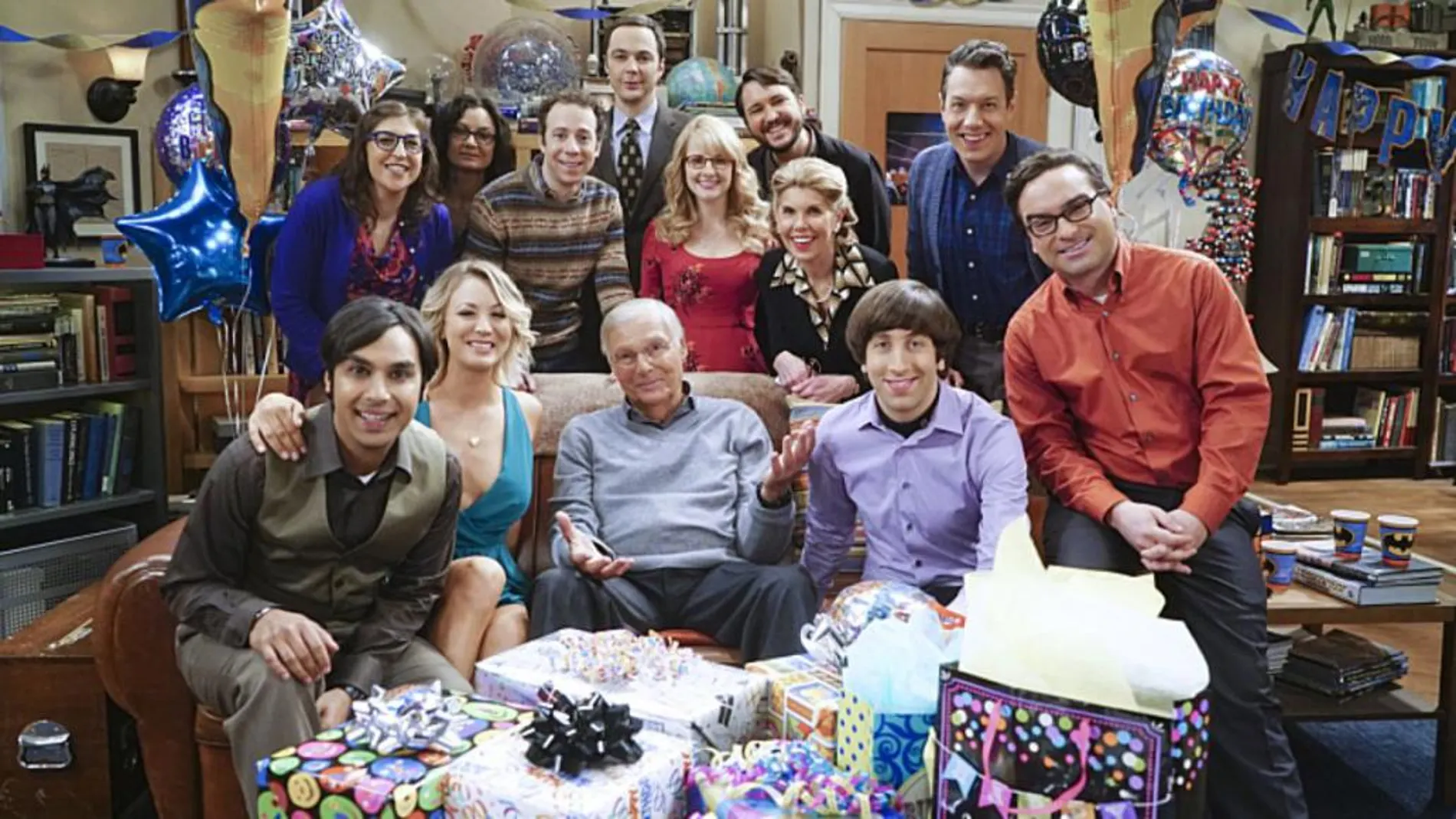 Adam West, junto a los actores de la serie “The Big Bang Theory”