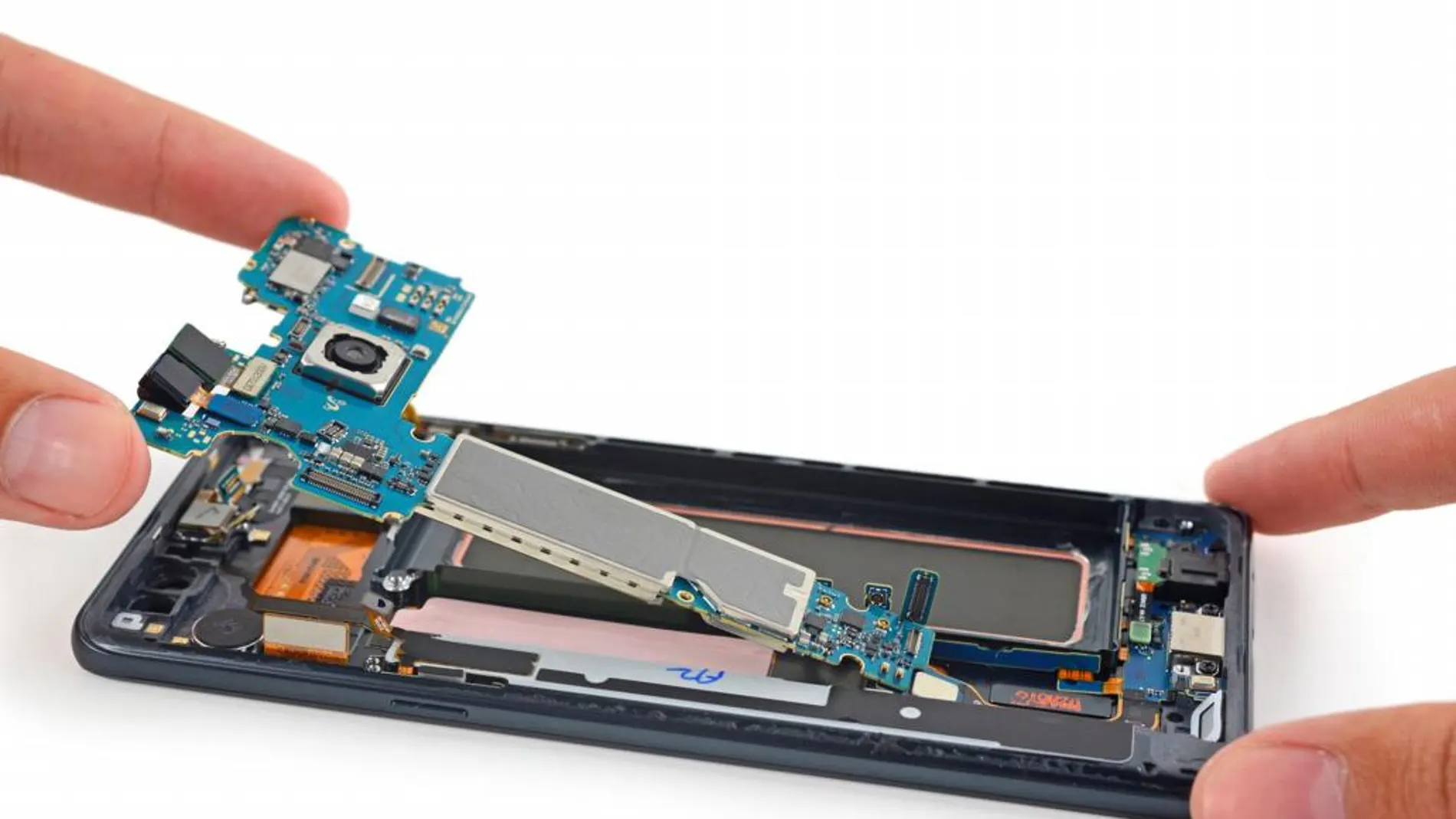 Un Samsung Galaxy Note 7 al que se le sustituye la batería, en una imagen proporcionada por la empresa