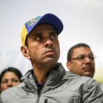 Henrique Capriles durante un acto del gobernador indígena del estado Amazonas, Liborio Guarulla, en Caracas