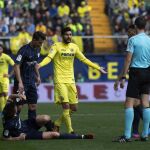 El centrocampista italiano del Villarreal CF Roberto Soriano protesta al árbitro Vicandi Garrido tras sacarle tarjeta roja durante el partido